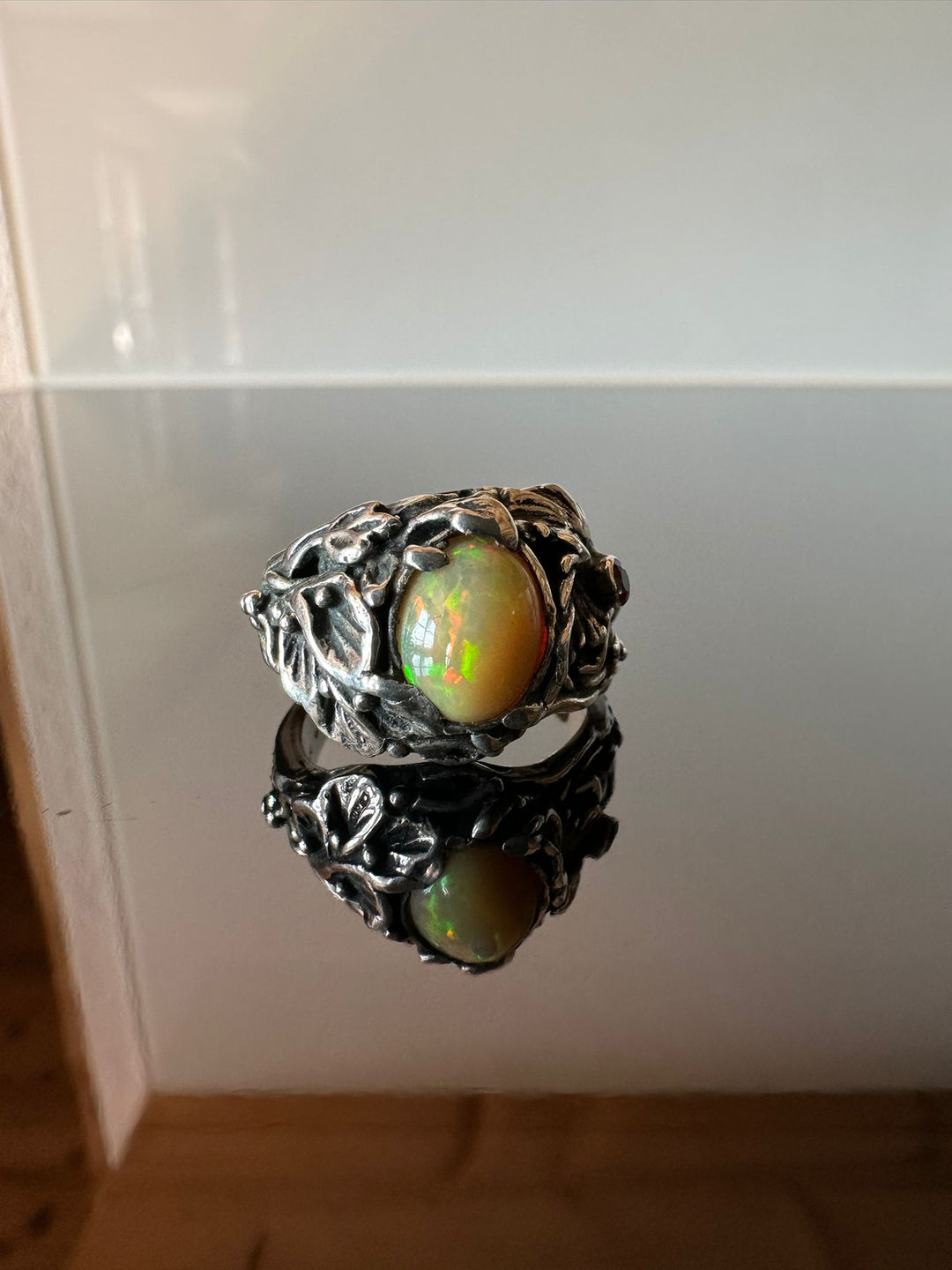 Opal Ring mit Rubins