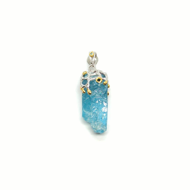 Roher Aquamarin mit blauem Saphir