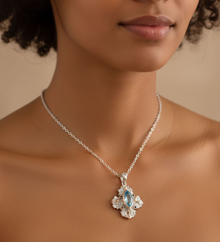 Blauen Topaz Anhängern mit blauen Sapphire