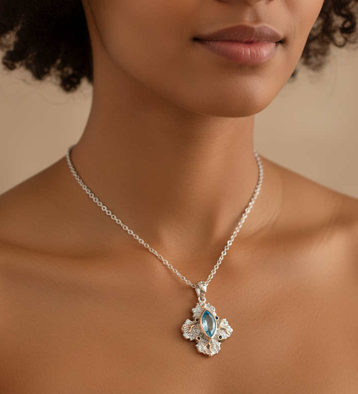 Blauen Topaz Anhängern mit blauen Sapphire