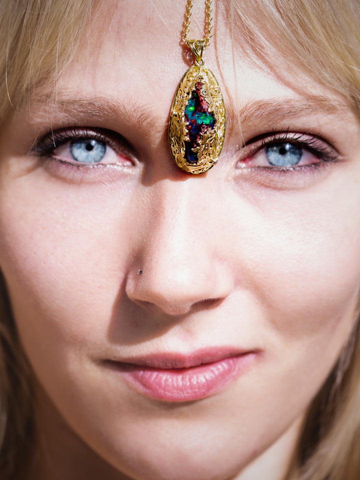 18K Gold Anhänger mit Schwarzem Opal & Diamanten